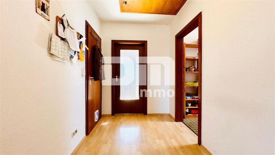 Modernisiertes Einfamilienhaus mit Einliegerwohnung, Wintergarten, Sauna und 2 Garagen - OG / DG Flur / Diele